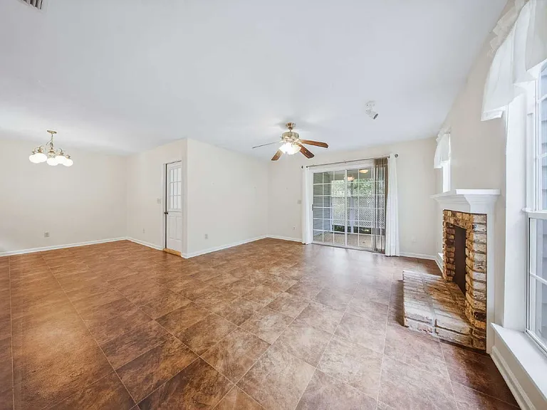 1402 Sturbridge Pl — Photo 13