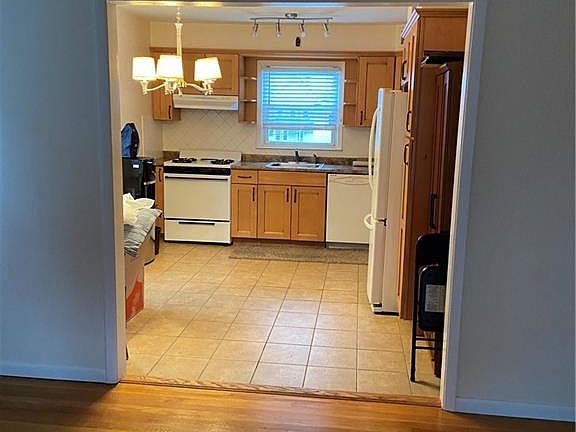 2nd image of 25 Soulard St Floor 2