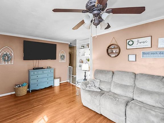5th image of 825 George Madison Dr