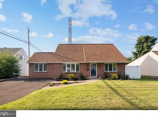 127 Kenwood Dr N, Levittown, PA 19055