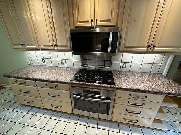 3rd image of 1027 Leslie Ln