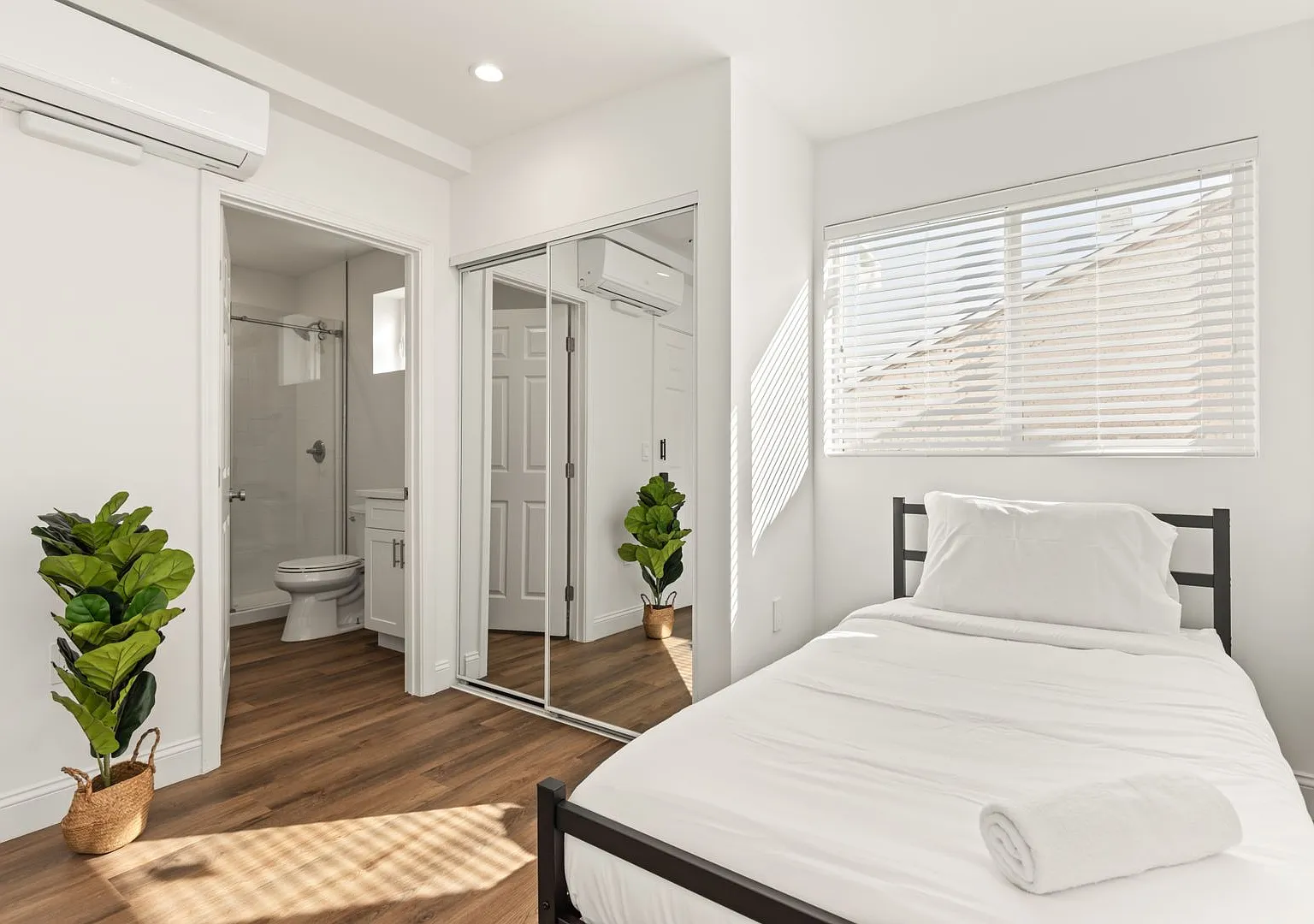A 4 Bedroom apartment with Ensuite Bathrooms, common areas and a fully functional kitchen at 1711... — Photo 1