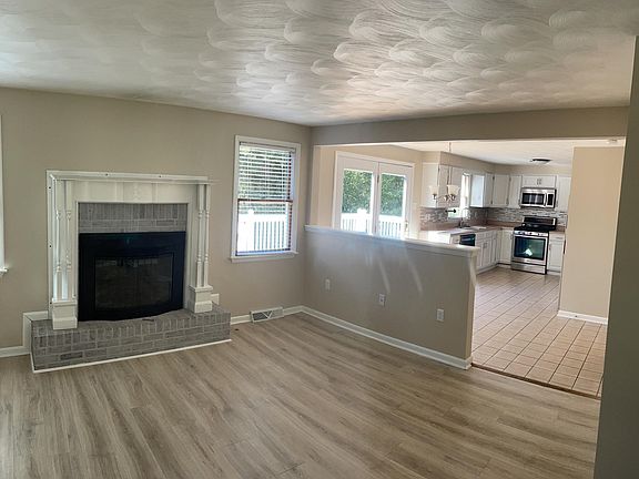 3rd image of 324 Dogwood Dr