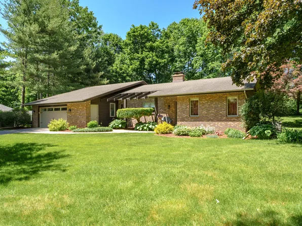 3820 Heights Dr, Hickory Corners, MI 49060