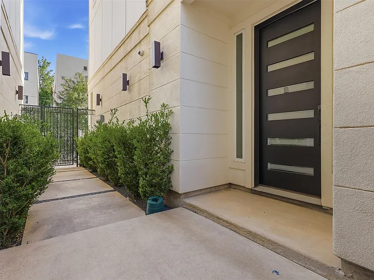 2213 Francis St — Photo 4