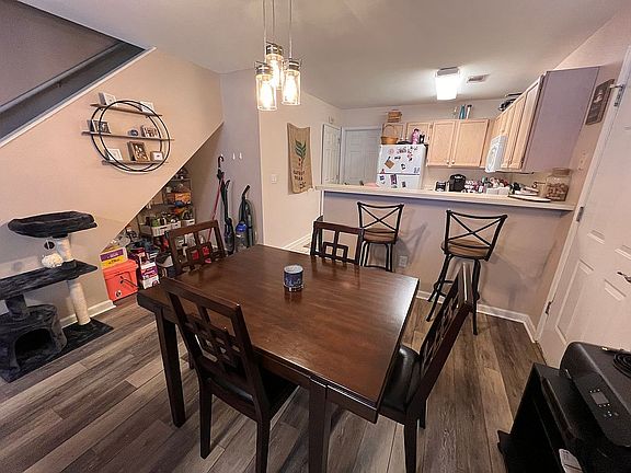 Dining area & kitchen