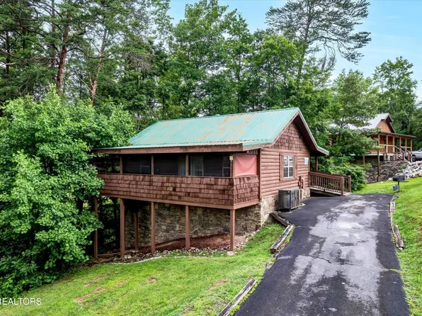 2015 Piney Overlook Ln, Sevierville, TN 37862