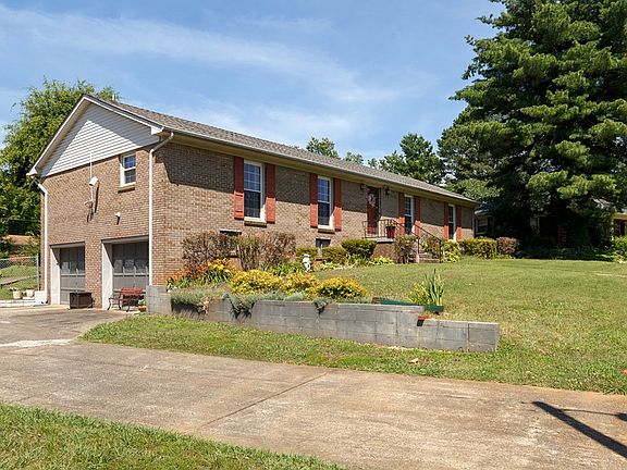 3rd image of 1611 Bridlewood Dr