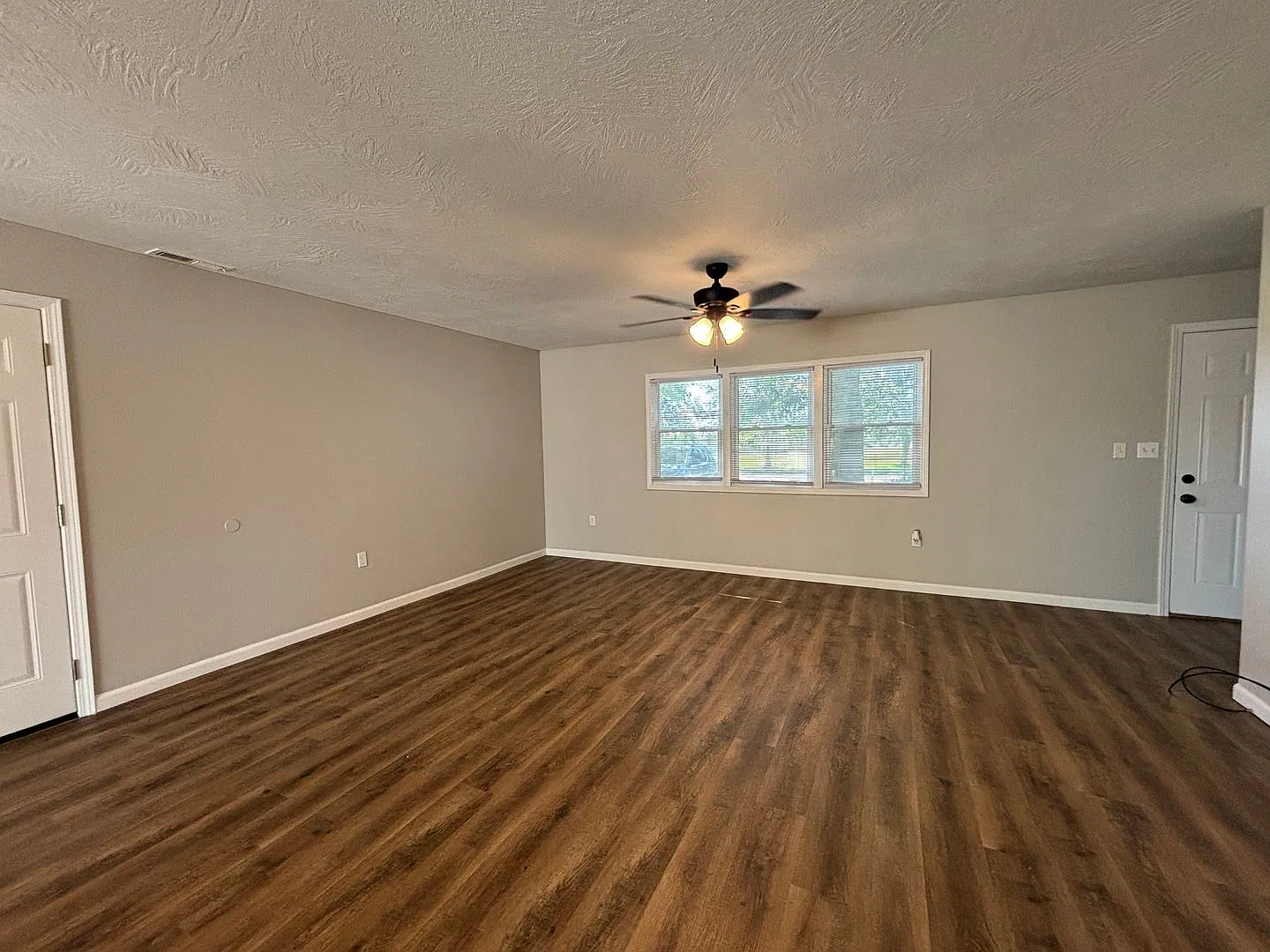 3 Bedroom House Near Nathaniel Greene Park! — Photo 3