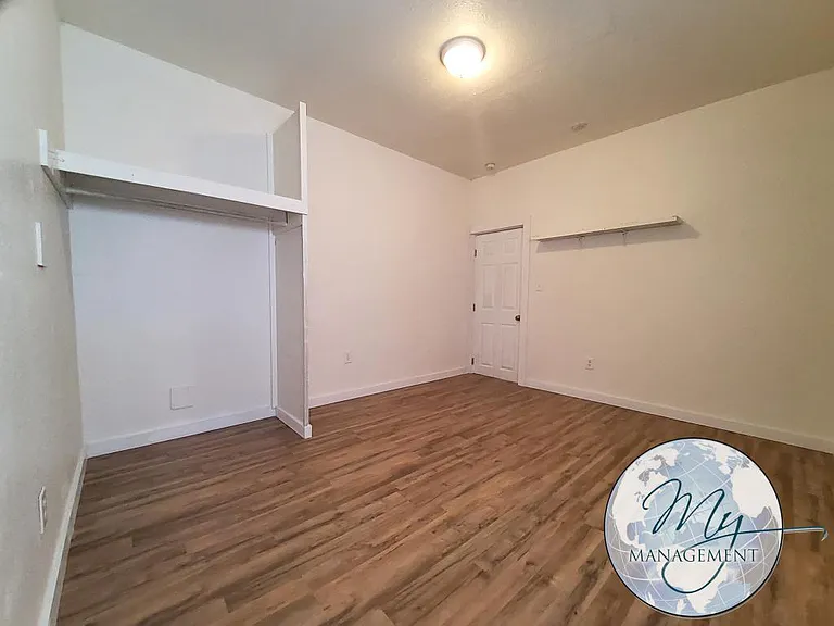Beautiful location right on the river and adjacent to the City Park — Photo 28