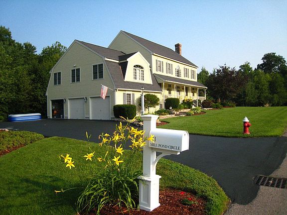 3 car garage w/great room above