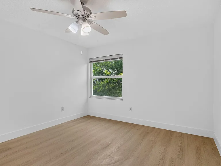 7087 NW 78th Pl — Photo 37