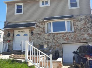 1984 King Arthur Rd, Philadelphia, PA 19116