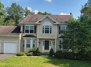 1119 Yorkshire Ln, Bushkill, PA 18324