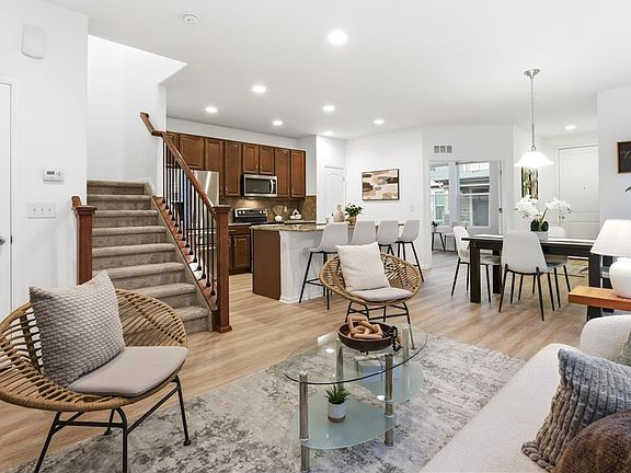 4th image of 1527 S Dallas Circle