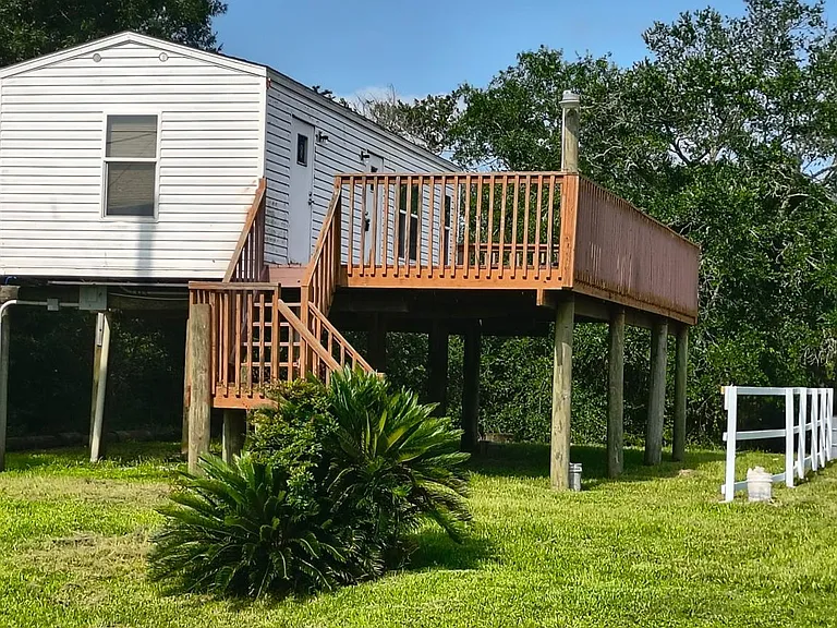613 Troy St — Photo 1