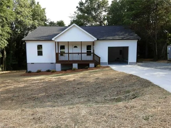 1213 Hillcrest Dr, Thomasville, NC 27360