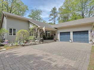 10419 Pinetree Dr, Lambton Shores, ON N0M 1T0