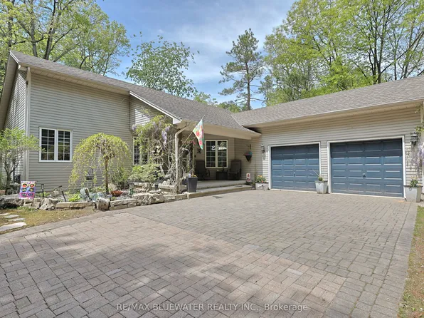 10419 Pinetree Dr, Lambton Shores, ON N0M 1T0