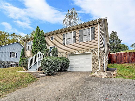 4th image of 2910 Vinyard Ave NE