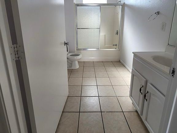 3rd image of 914 W 85th St APT 4