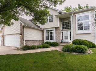 2295 Wolf Creek Trl, Hiawatha, IA 52233