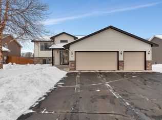 984 Waters Edge Cir, Avon, MN 56310