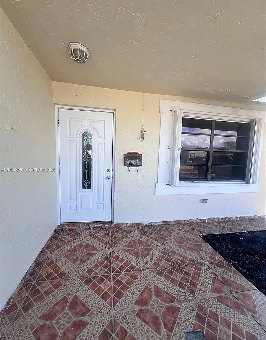 1615 SW 137th Pl — Photo 1