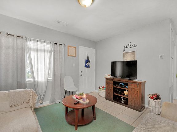 4th image of 202 Combs Manor Ct NW
