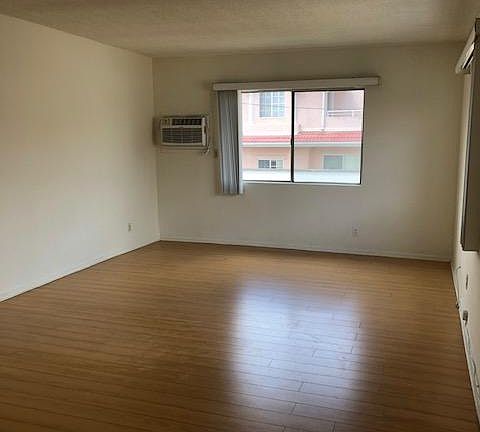 3rd image of 1725 Vine St APT G