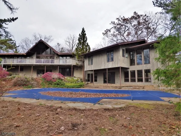 906 E Gate Rd, Kinnelon, NJ 07405