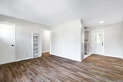 4 bed, 1010 sqft, $2,100 — Photo 3