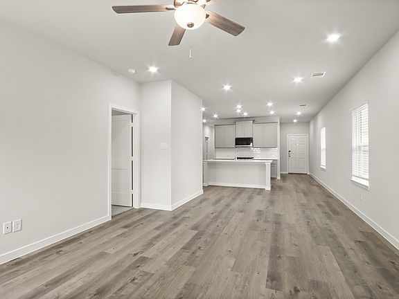 5th image of 225 Elm Spring Dr
