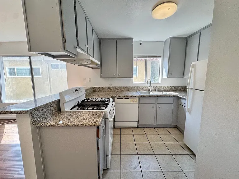 3746 Mentone Ave — Photo 5