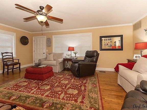 4th image of 301 Hickory St