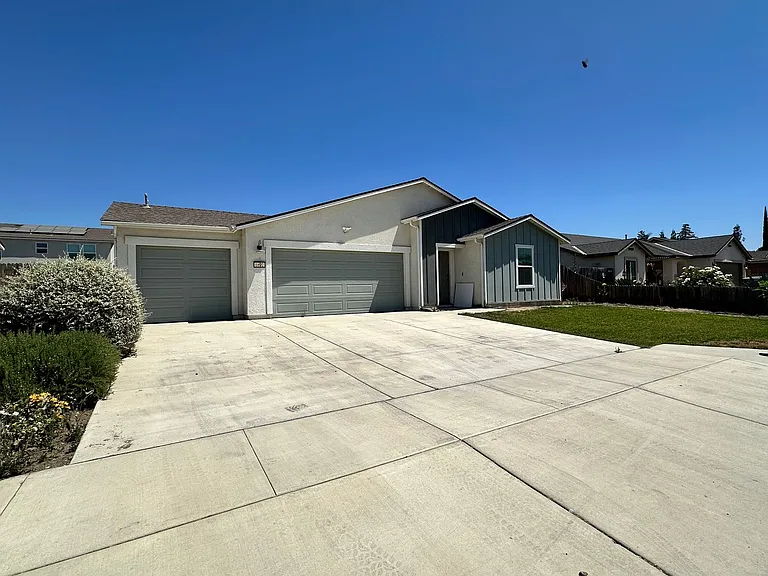1892 Capistrano Ave — Photo 3