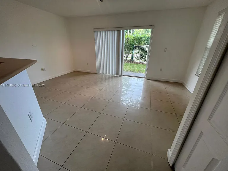 3038 SW 129th Ter — Photo 3