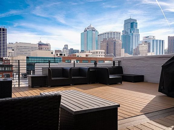 3rd image of 904 Broadway Blvd #204