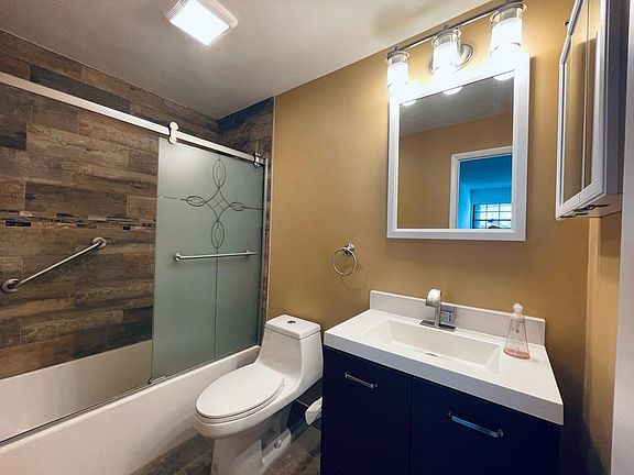2nd image of 925 NE 199th St APT 204