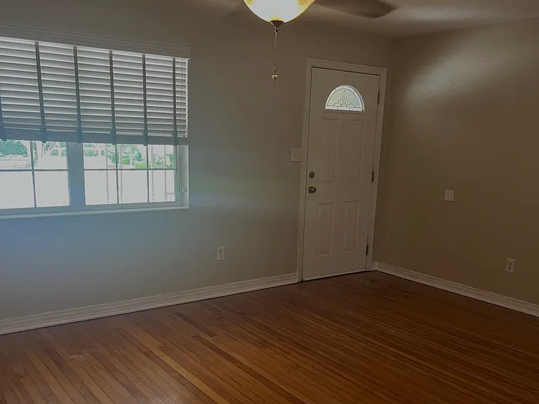 423 W Maxwell St — Photo 9