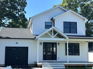 20 10th St, Ronkonkoma, NY 11779