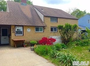 300 Acre Ln, Hicksville, NY 11801