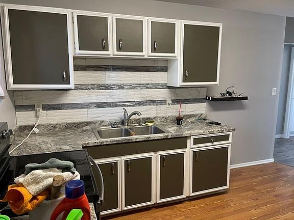 3rd image of 925 E Logan Ave #4
