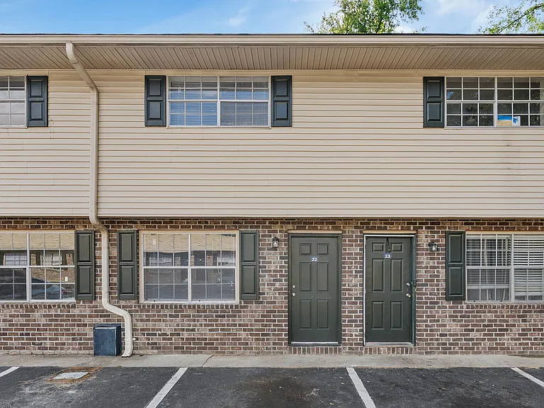 Country Club Apartments — Photo 13