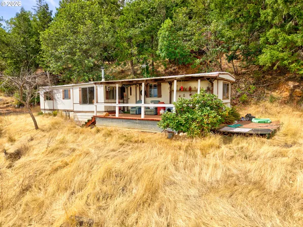 900 Mulberry Ln, Roseburg, OR 97471