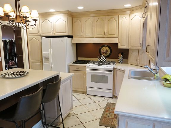 Gas stove & tons of cabinets