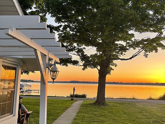 4th image of 1068 Shoreline Dr