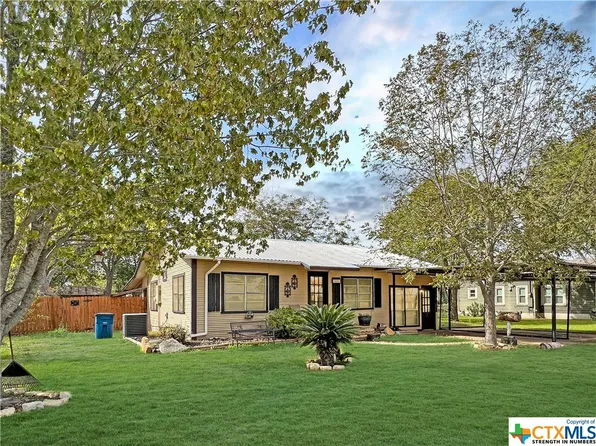 206 N Garden Ave, Nixon, TX 78140