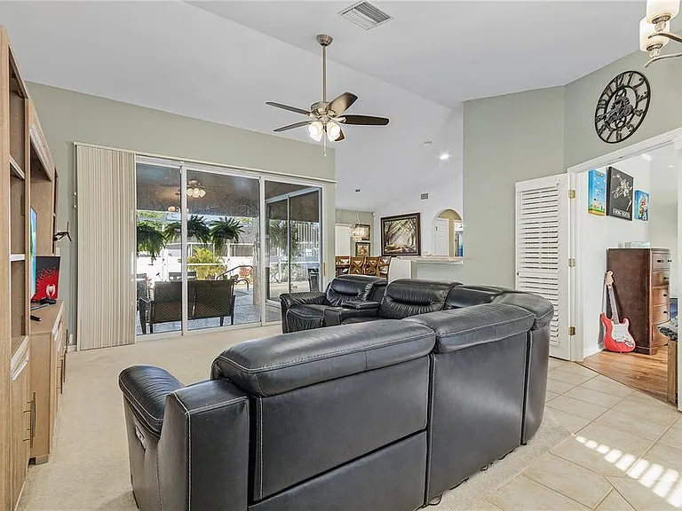 810 SW 10th Pl — Photo 6