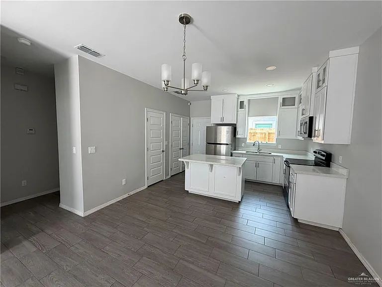 909 Deluxe St #4 — Photo 3